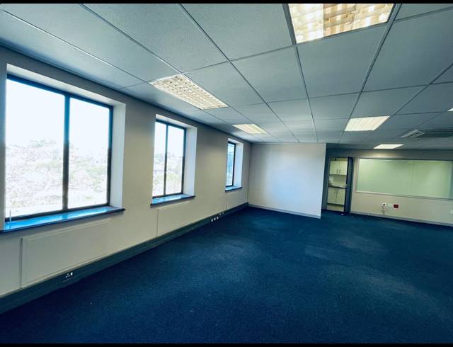 303M² OFFICE TO LET IN MAGALIESSIG